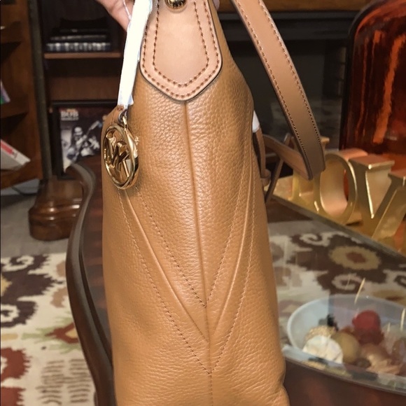 Micheal Kors Purse - Picture 2 of 4
